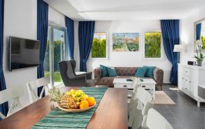 una sala de estar con una mesa con un bol de fruta en Bodrum Horizon Villas en Bodrum