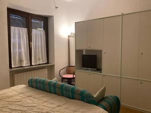 TV a/nebo společenská místnost v ubytování Appartamento con patio