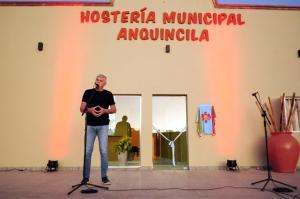 un hombre parado en un micrófono frente a un edificio en Hosteria de Anquincila en Anquincila