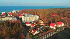 Hotel SKAL Medi SPA & Resort في أوستروني مورسكي: اطلالة علوية على مبنى كبير ذو سطوح حمراء