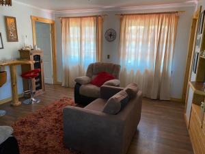 - un salon avec un canapé et une chaise dans l'établissement La Casa de Carlitos, à San José de Maipo