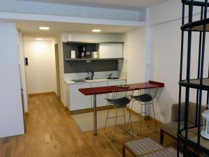 cocina con mesa y sillas en una habitación en Lumiere Puerto Madero en Buenos Aires