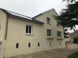Budova, v ktorej sa dovolenkový dom nachádza