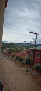 ulica miejska z domami i drzewami na wzgórzu w obiekcie Amplo Loft integrado com vista para montanhas! w mieście Itanhandu