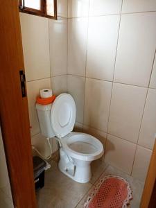 W pokoju znajduje się łazienka z białą toaletą. w obiekcie Amplo Loft integrado com vista para montanhas! w mieście Itanhandu