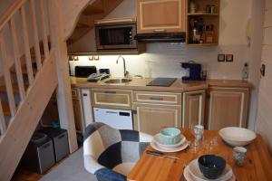 Kuchyňa alebo kuchynka v ubytovaní Petit duplex de charme sous les toits du Mont-Dore