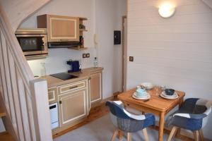 Kuchyňa alebo kuchynka v ubytovaní Petit duplex de charme sous les toits du Mont-Dore