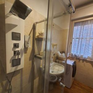 uma casa de banho com um chuveiro, um lavatório e um WC. em Zer051 Apartment Dossetti 23 em Bolonha