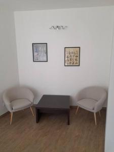 2 sillas y mesa de centro en una habitación en Casa Vacanza "Aurora", en Costa Volpino