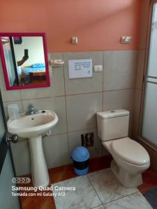 La salle de bains est pourvue de toilettes et d'un lavabo. dans l'établissement Casa Familiar Eventos y Recepciones Huanchaco Huanchaquito, à Huanchaco