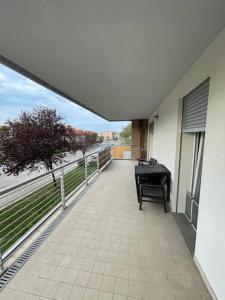 un balcone con tavolo e vista sull'acqua di Boutique Apartment a Pescara