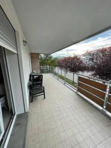un balcone di una casa con vista sull'oceano di Boutique Apartment a Pescara