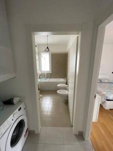 un bagno con lavandino e lavatrice di Boutique Apartment a Pescara