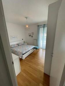 una camera da letto con un letto e un pavimento in legno di Boutique Apartment a Pescara