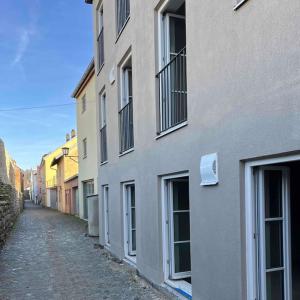 un callejón vacío al lado de un edificio en Neubau! Appartment im malerischen Innenhof., en Wasserburg am Inn