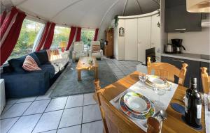 cocina y sala de estar con mesa y sofá en Stunning Home In Chaam With Wifi, en Chaam