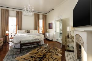 um quarto com uma cama e uma lareira em Celestine Bed and Breakfast em Pensacola