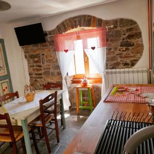 a dining room with a table and a window at Casa Vacanza Contado Latino in Belmonte del Sannio