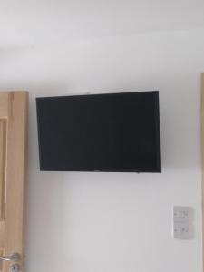 TV de pantalla plana colgada en la pared en The Dingle Galley, en Dingle