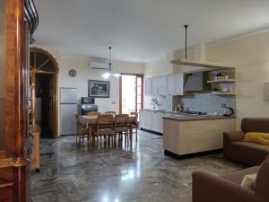 cocina y sala de estar con mesa y sillas en Fuffy's House Salento, en Salice Salentino