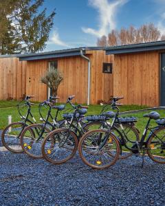 un groupe de vélos garés devant un bâtiment dans l'établissement Carpe Diem - Le Domaine Wambrechies, à Wambrechies