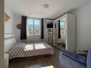Résidence du Soleil في كولِيور: غرفة نوم بسرير ومرآة