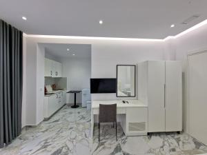 A television and/or entertainment centre at Apartments Margarita