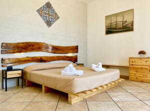 Un dormitorio con una cama grande con toallas. en Villa li Specchi, en Racale