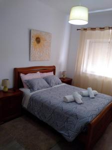 een slaapkamer met een bed met twee handdoeken erop bij Apartamento Balsa 2 in Viseu