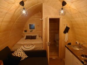 ein kleines Zimmer mit einem Bett in einem winzigen Haus in der Unterkunft Hobbit Hut in Hallstahammar