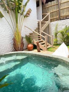 una piscina di fronte a una casa di Pousada Villa Cacau a Trancoso