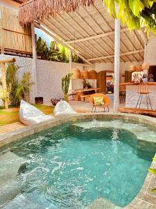 uma piscina no meio de uma casa em Pousada Villa Cacau em Trancoso