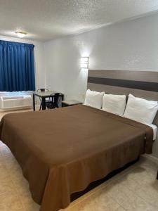 Postel nebo postele na pokoji v ubytování Executive Inn Mercedes Weslaco