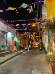 Una calle de noche con gente caminando por la calle en Blue Diamond House, en Cartagena de Indias