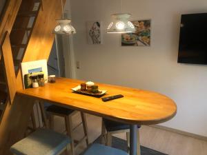 a wooden table with a plate of food on it at Attraktives Landhaus Nähe Bremen in Stuhr