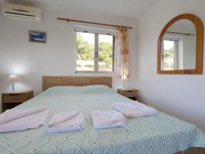 1 dormitorio con 1 cama con 2 toallas en GM country house, en Porto Rafti