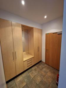 armario con armarios de madera y suelo de baldosa en Eyjasol Apartments, en Reikiavik