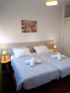 two beds sitting next to each other in a bedroom at Apartamento Balsa in Viseu