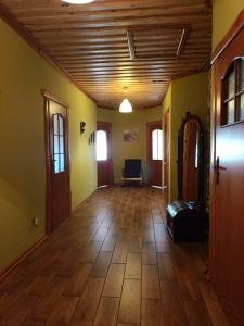 a living room with a wooden ceiling and a wooden floor at Noclegi u Janusza in Zalesie
