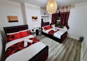 a bedroom with two beds and a mirror at *6R* setup for your most amazing & relaxed stay + Free Parking + Free Fast WiFi * in Beeston Hill