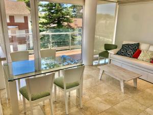 sala de estar con mesa de cristal y sillas en deptomardel_playa en Mar del Plata