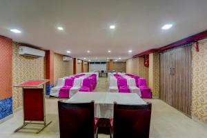 een conferentiezaal met roze stoelen en tafels erin bij Itsy By Treebo - Buddha Inn in Patna