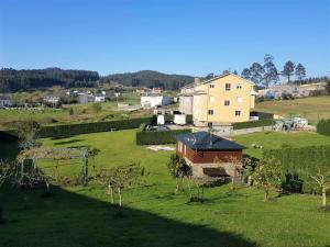z góry widok na farmę z domem i drzewami w obiekcie O VICEDO NATURALEZA Y PLAYAS w mieście Vicedo