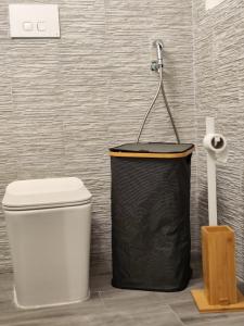 un bagno con un cestino accanto a un WC di B&b La casett a Crotone