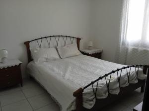 Ένα ή περισσότερα κρεβάτια σε δωμάτιο στο EvgatisBeach Loyskoy 2