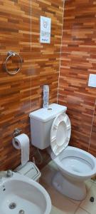 un baño con inodoro y lavabo en NOGOLI EL REMANSO, en San Luis