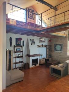 un salon avec une mezzanine et une cheminée dans l'établissement Casa con encanto en el campo, à Pontevedra