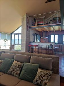 un salon avec un canapé et une cuisine dans l'établissement Casa con encanto en el campo, à Pontevedra