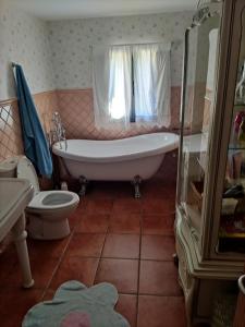 une salle de bain avec baignoire et toilettes et une fenêtre dans l'établissement Casa con encanto en el campo, à Pontevedra 17 autres photos