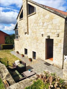 Casa de piedra con patio y puerta en Casa con encanto en el campo, en Pontevedra